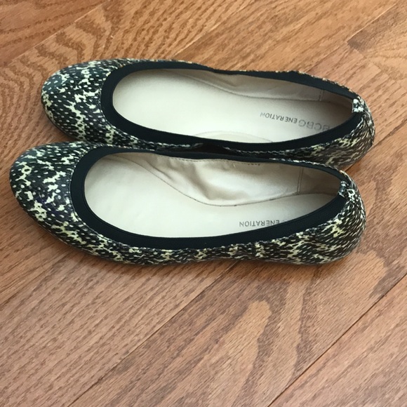 Mint condition BCBG flats - Picture 2 of 3